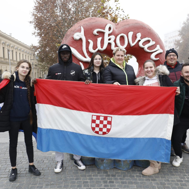 Na ulicama grada okupljaju se sudionici mimohoda koji se povodom Dana sjećanja na žrtve Domovinskog rata i žrtvu Vukovara i Škabrnje održava gradskim ulicama prema Memorijalnom groblju