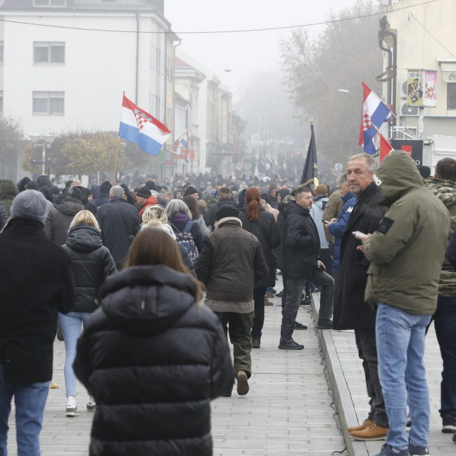 Na ulicama grada okupljaju se sudionici mimohoda koji se povodom Dana sjećanja na žrtve Domovinskog rata i žrtvu Vukovara i Škabrnje održava gradskim ulicama prema Memorijalnom groblju