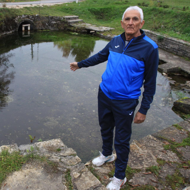 Mati Glavinoviću, uzgajivaču pčela koji se i osobno angažirao da ovaj zaselak dobije kvalitetnu prometnicu, smeta što njegov susjed radi s javnim dobrom, izvorištem Babinovac, koje je također dio sliva Une