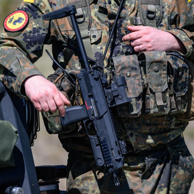 Stalno se otkrivaju skladišta oružja i atentati vodećih ljudi u pojedinim tvrtkama. Sabotaže i kibernapadi svakodnevne su pojave, rekao je njemački pukovnik Jörn Plischke