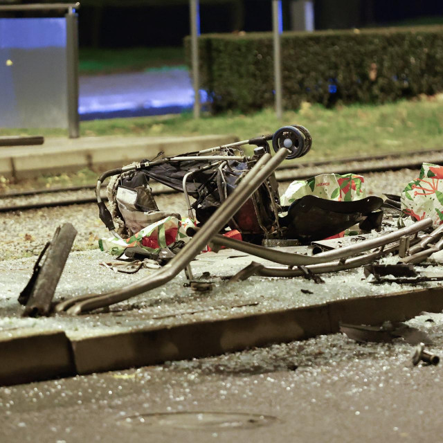 Prometna nesreća u kojoj se automobil zabio u tramvajsku stanicu u naselju Prečko