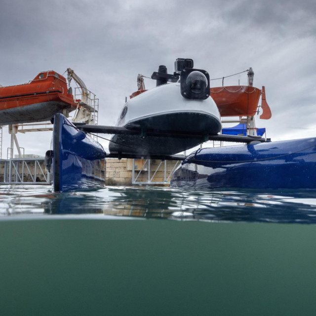 Rijeka, 111024
Prvo hrvatsko autonomno plovilo Faust V tvrtke Innovamare Technologies opremljeno naprednom LIDAR tehnologijom, AI kamerama i podvodnim dronom (ROV-om) u svrhu nadzora pomorskog prometa u osjetljivim obalnim podrucjima,pracenje kvalitete mora u stvarnom vremenu i otkrivanje zagadjenja,
Zastitu morskih ekosustava od negativnih utjecaja turizma i drugih aktivnosti uz kontinuirano pracenje bioraznolikosti.
Na fotografiji: Hrvatsko autonomno plovilo Faust V.