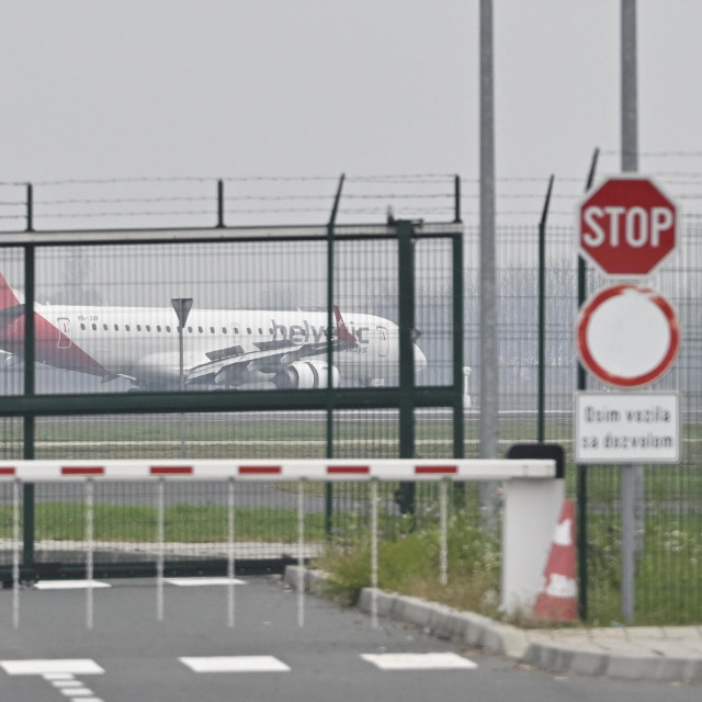 Avion s tražiteljima azila