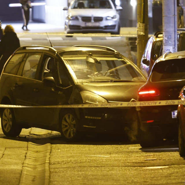 Iz crnog Porsche Cayenna (desno s upaljenim svjetlom) netko je propucao Citroen BiH tablica koji mu se zabio u vozačeva vrata (lijevo)