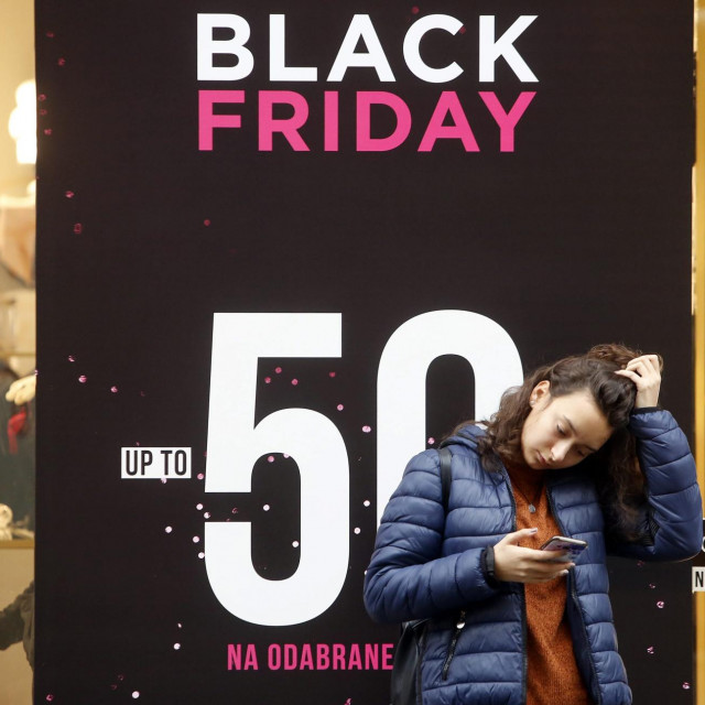 Zagreb, 221118. Ilica.
Po uzoru na americku tradiciju velikih snizenja u petak nakon Dana Zahvalnosti tzv. Black Friday-a i hrvatski su trgovci odlucili spustiti svoje cijene i time privuci veci broj kupaca u svoje trgovine.
Na fotografiji: trgovine u Ilici.
Foto; Damjan Tadic/CROPIX
 