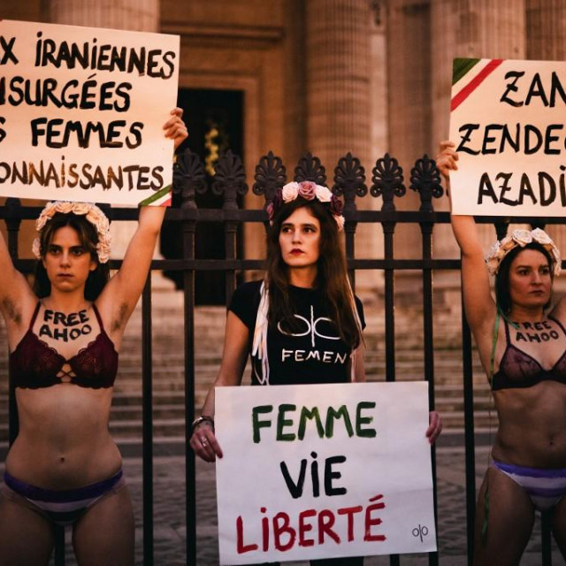 Članice skupine Femen prosvjeduju u Parizu za prava žena u Iranu