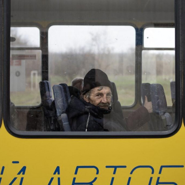 Muškarac raseljen iz borbene zone u istočnoj Ukrajini gleda kroz prozor autobusa za evakuaciju na nepoznatoj lokaciji u regiji Donjeck