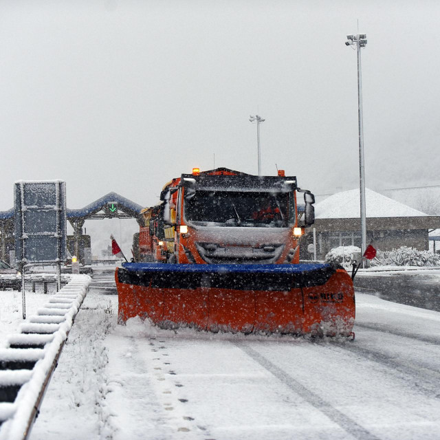 Zimski uvjeti na autocesti kod Otočca