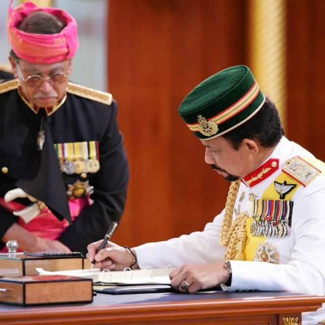 Hassanal Bolkiah, Sultan do Bruneja, 2004. godine