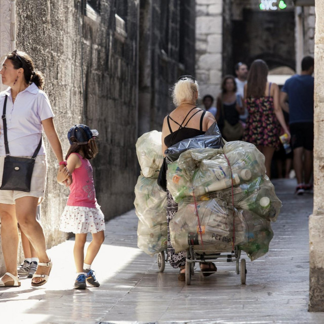 Prizori sakupljača boca u turističkim destinacijama
 