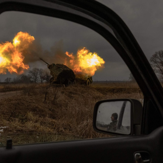 Na ukrajinskoj bojišnici ratuje se nesmiljeno i tu agresori napreduju polako, ali stalno. Na fotografiji: Ukrajinski vojnici pucaju iz švedskog topničkog sustava Archer