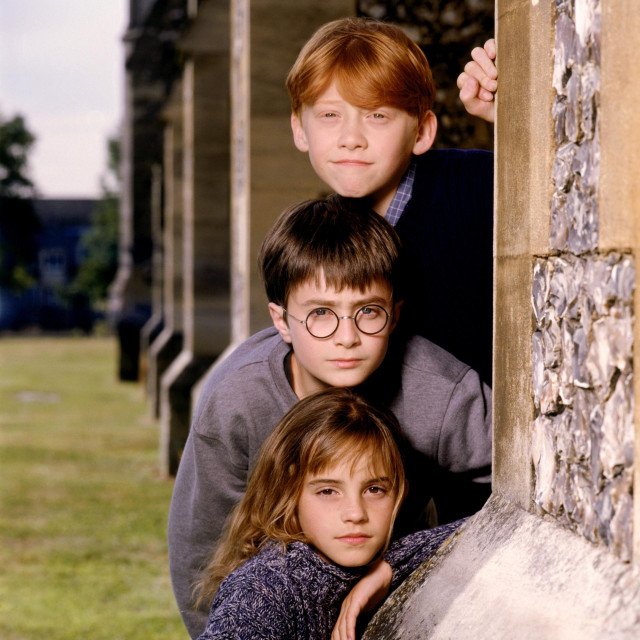 Rupert Grint, Daniel Radcliffe i Emma Watson na snimanju prvog filma ”Harry Potter i kamen mudraca” 2001. godine
 