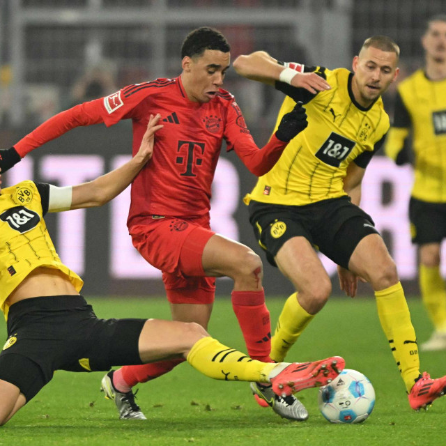 Nico Schlotterbeck (BVB), Jamal Musiala (Bayern) i Waldemar Anton (BVB)