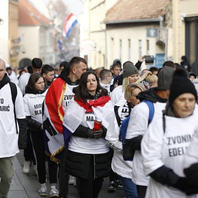 Sudionici Kolone sjećanja s majicama na kojima pišu imena poginulih