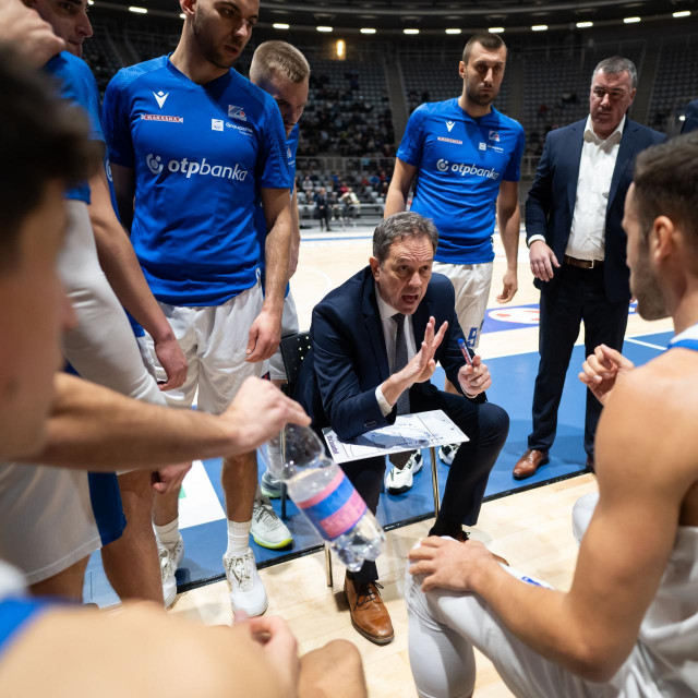 Trener Zadra Danijel Jusup okružen igračima 