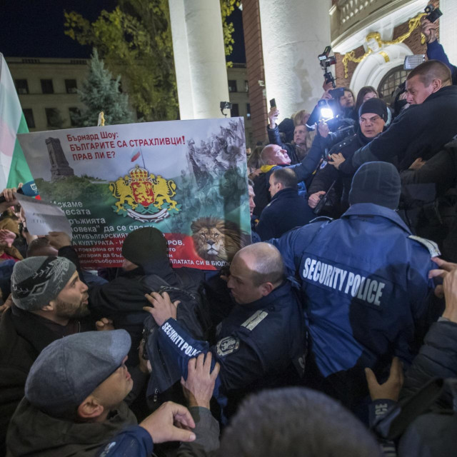 Protesti pred kazalištem Ivan Vazov