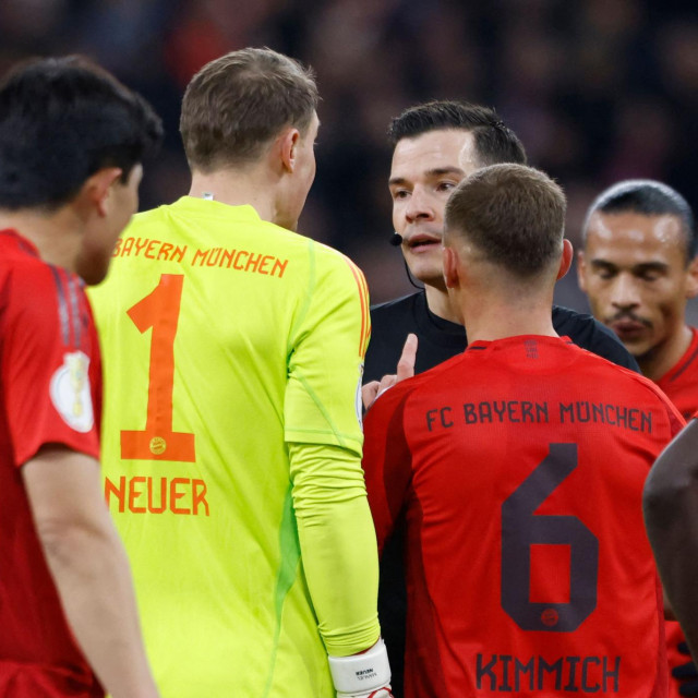 Manuel Neuer dobiva crveni karton