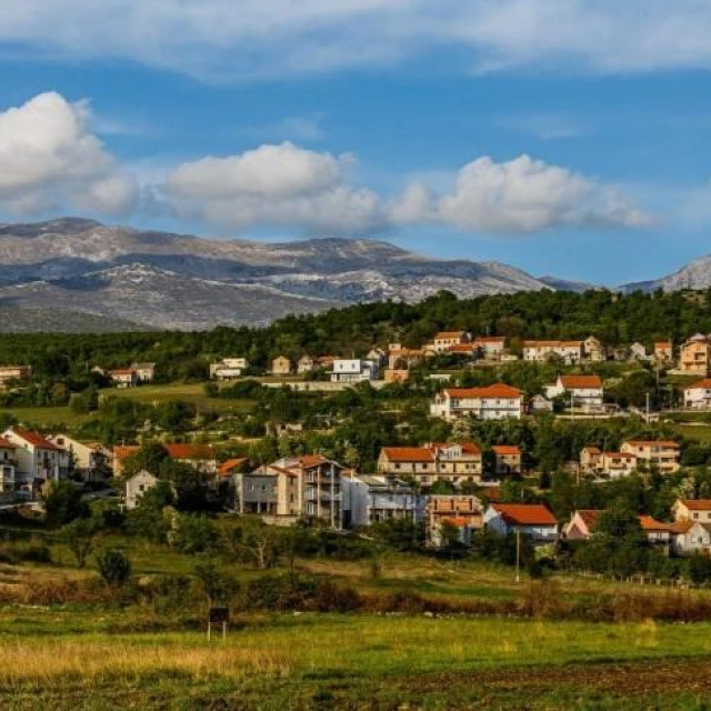 Detalj iz mjesta Otok Sinjski i u pozadini Planina Kamešnica