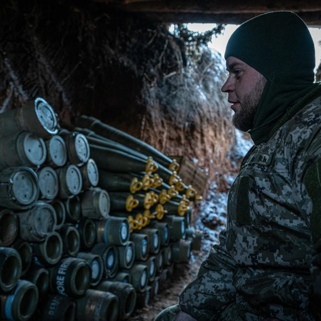 Ukrajinski vojnik pokraj granati za haubicu M109 Paladin