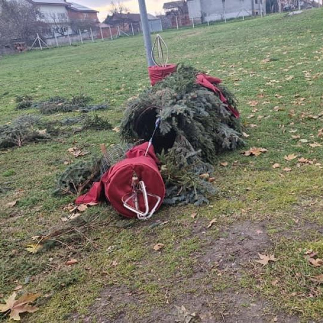 Uništeni adventski vijenac koji je uoči početka Došašća postavljen ispred Župne crvke Kraljice mučenika u Vukovaru