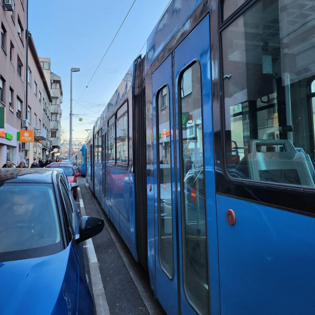 Kvar tramvaja i zastoj na Ozaljskoj u Zagrebu