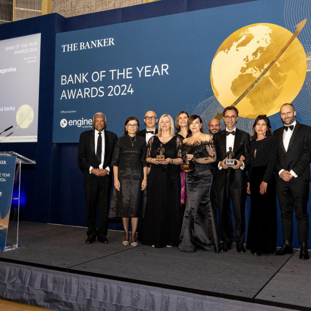 Proglašenje nagrada The Banker, čelni ljudi Zagrebačke banke preuzimaju nagradu Bank of the Year