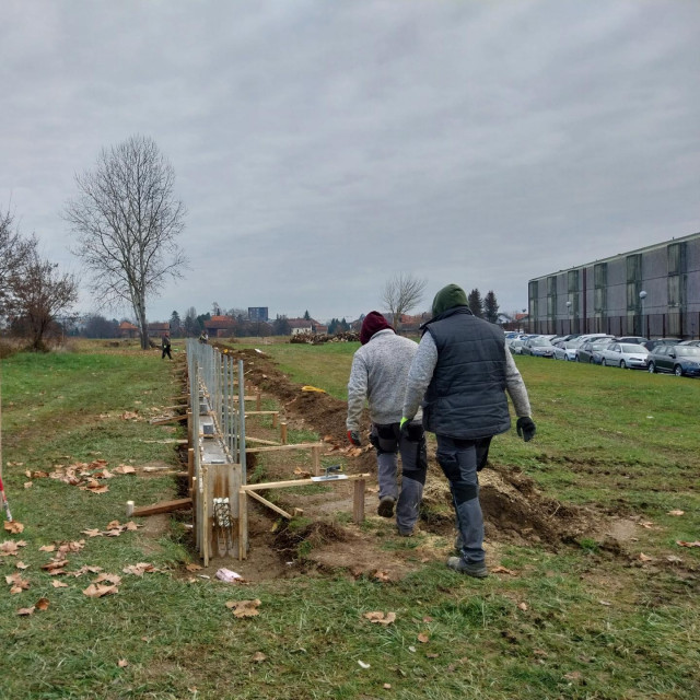 Radovi na novoj ogradi oko zatvora u zagrebačkom Remetincu