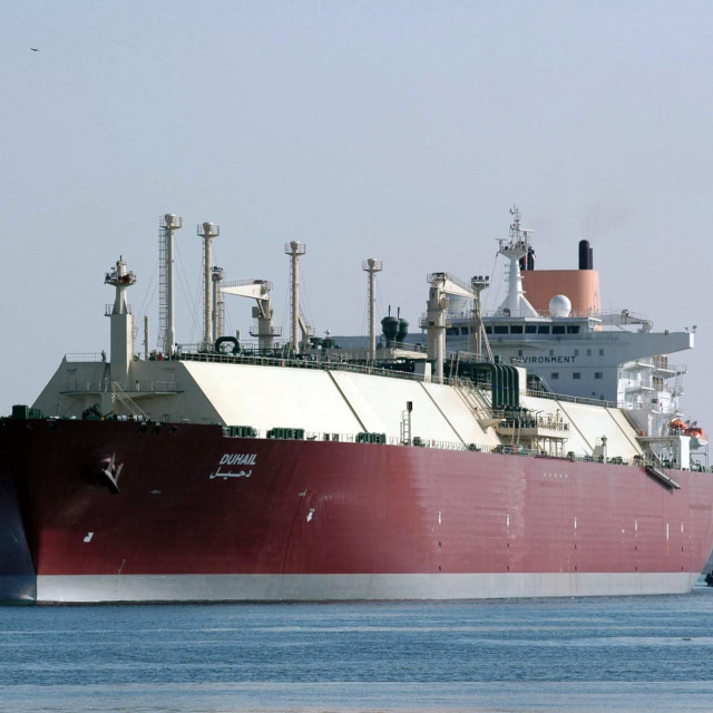 Katarski tanker s LNG-jem putuje kroz Suez