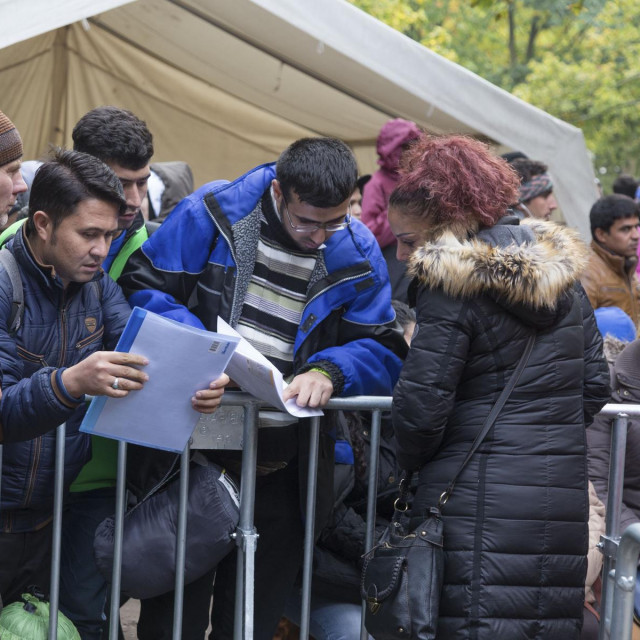 Izbjeglice iz Sirije ispred Središnjeg prihvatnog centra za tražitelje azila u Berlinu (arhivska fotografija)