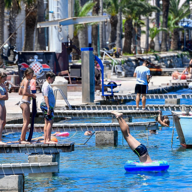 Korčula je puna turista koji razgledavaju grad i uživaju na plaži