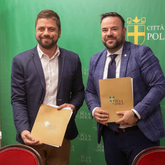 Filip Zoričić i predstavnik firme Fracasso Ri David Grbac potpisali su ugovor za obnovu gradskog kupališta Stoja