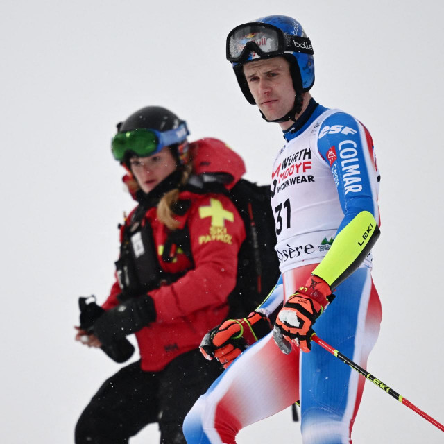 France‘s Clement Noel looks on after crashing during the Men‘s Giant Slalom race at the FIS Alpine Skiing 2024/2025 World Cup event in Val-d‘Isere, in the French Alps, on December 14, 2024. (Photo by Jeff PACHOUD/AFP)