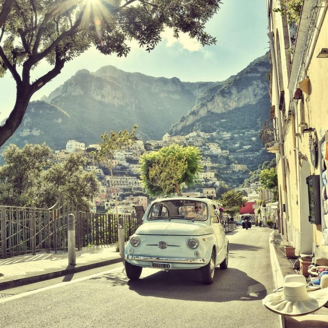 Automobil na talijanskim cestama, Positano, Italija