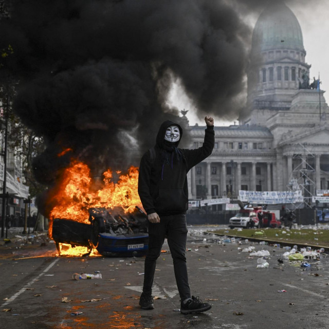 Prosvjednik s maskom Guyja Fawkesa ispred zgrade Nacionalne skupštine u Buenos Airesu