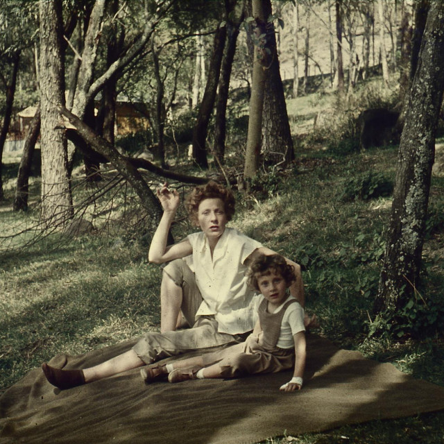 Dragica Crnković Očko s kćeri Sanjom, Etiopija, 1958.

Radove su izabrale njezine kćeri Dunja Vejzović, Manja Scott i Sanja Crnković Pozaić