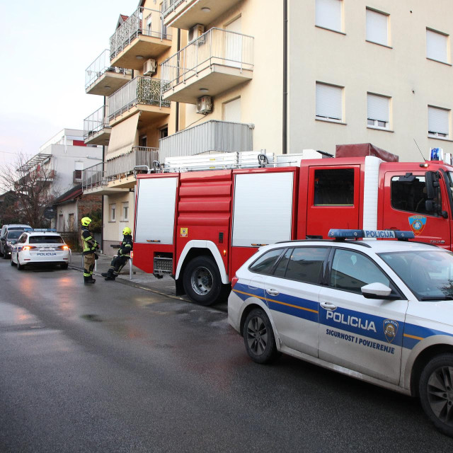 Požar je ugašen, a na mjestu događaja ostalo je jedno vatrogasno vozilo koje pomaže policiji s očevidom