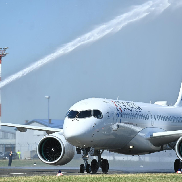 Airbus 220-300, arhivska fotografija