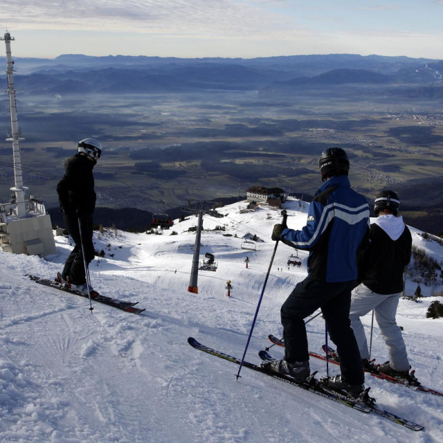 Krvavec, 140111. Skijaliste Krvavec jedno od najrazvijenih skijalista u Sloveniji ima 35 kilometara staza. Vrh Zvoh na 1971 m nadmorske visine je najvisi vrh s kojeg se vidi cijela dolina oko Ljubljane i Kranja.