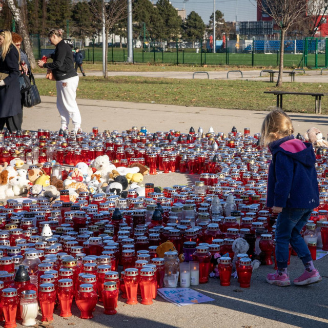 Građani pale svijeće za žrtve napada u OŠ Prečko