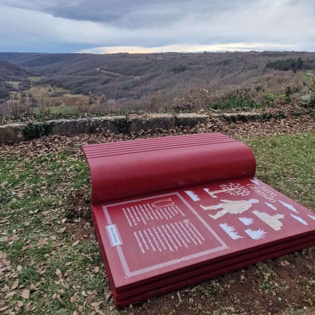 Dizajnerska klupa Škanj sa štorijon