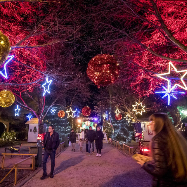 Sibenik, 121224. Unatoc zimi gradjani uzivaju na klizanju i Adventuri.