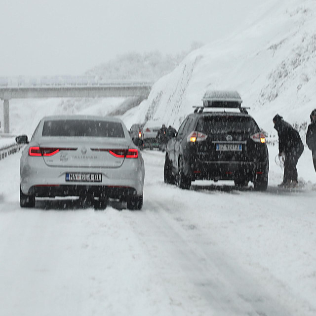 Snijeg na autocesti od Zagvozda prema Ravci, fotografija je snimljena 23.12.