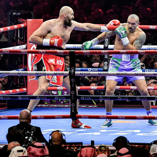 Tyson Fury (red) and Oleksandr Usyk 