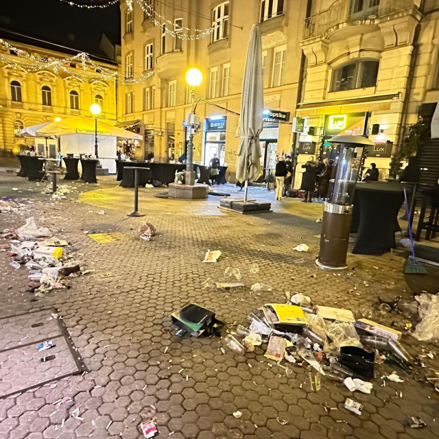 Smeće u centru Zagreba nakon tuluma za Badnjak