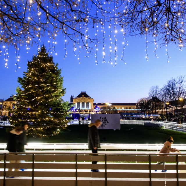 Zagreb, 171223.
Trg kralja Tomislava.
Ledeni park Zagreb, klizaliste i popratni adventski sadrzaji u kojima uzivaju gradjani i posjetitelji Zagrebackog adventa.