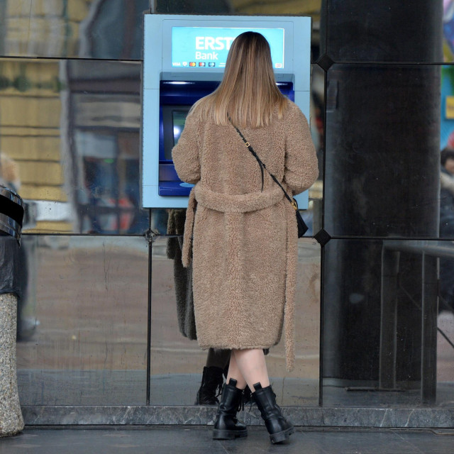 Naknade na bankomatima ipak će i dalje biti u postocima, a banke to opravdavaju objektivnim troškovima zbog održavanja mreže bankomata