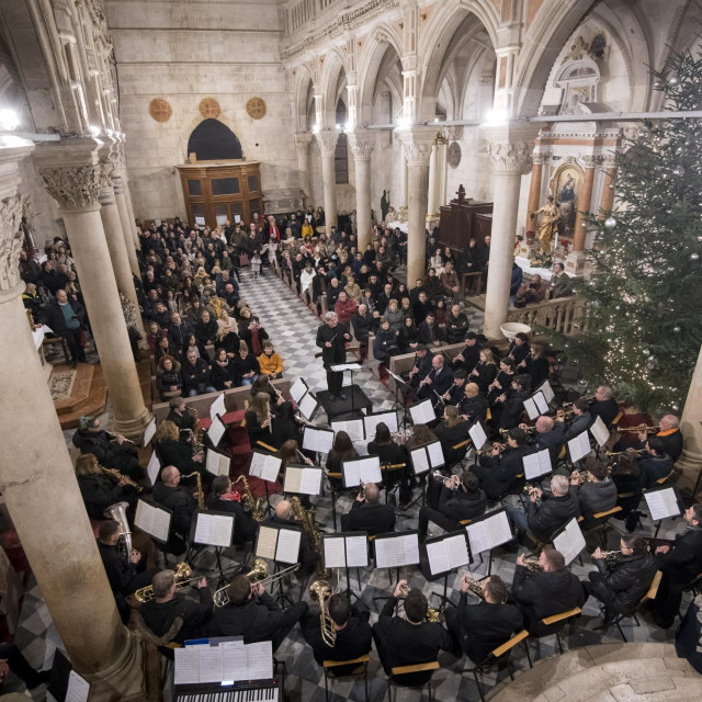 Šibenska narodna glazba pod vodstvom maestra Damira Marušića u katedrali