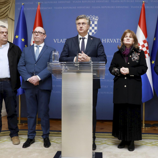 Izjave za medije nakon sastanka premijera Andreja Plenkovića sa sindikatima; Na fotografiji: Dubravko Jagić, Andrej Plenković, Anica Prašnjak, Marin Piletić
 