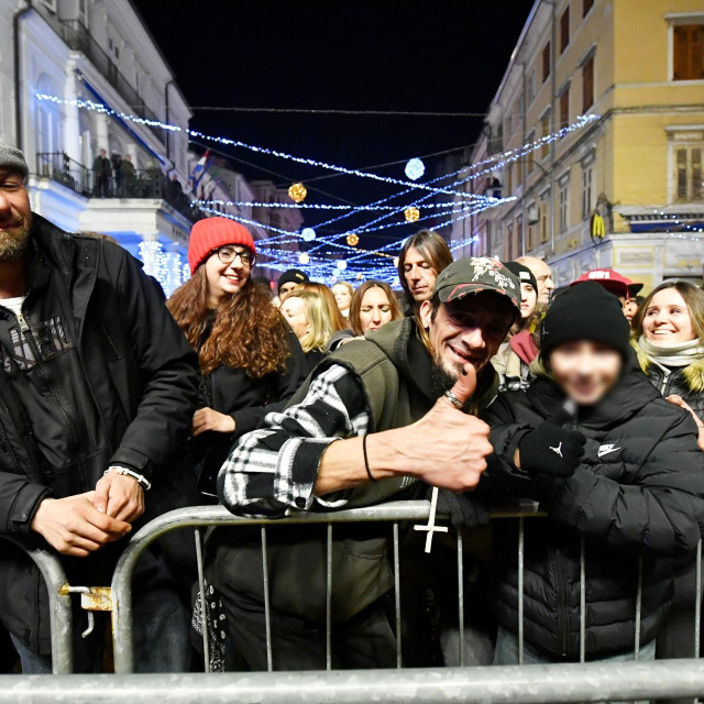 Doček Nove godine na Korzu u organizaciji Grada Rijeke. U programu dočeka nastupili su Neno Belan & Fiumens i Let 3.
Na fotografiji: nastup benda Let 3 u Rijeci