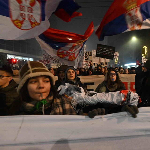 Među novogodišnjim željama studenata najčešća je bila ”da padnu u novoj godini”. Svima je u Srbiji jasno da studentske zahtjeve da se okonča bahata vladavina ne može okončati ona vlast koja ih provodi